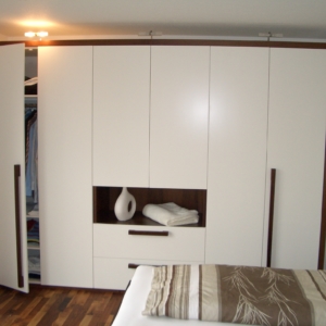 Schlafzimmerschrank weißlack mit Echtholz kombiniert