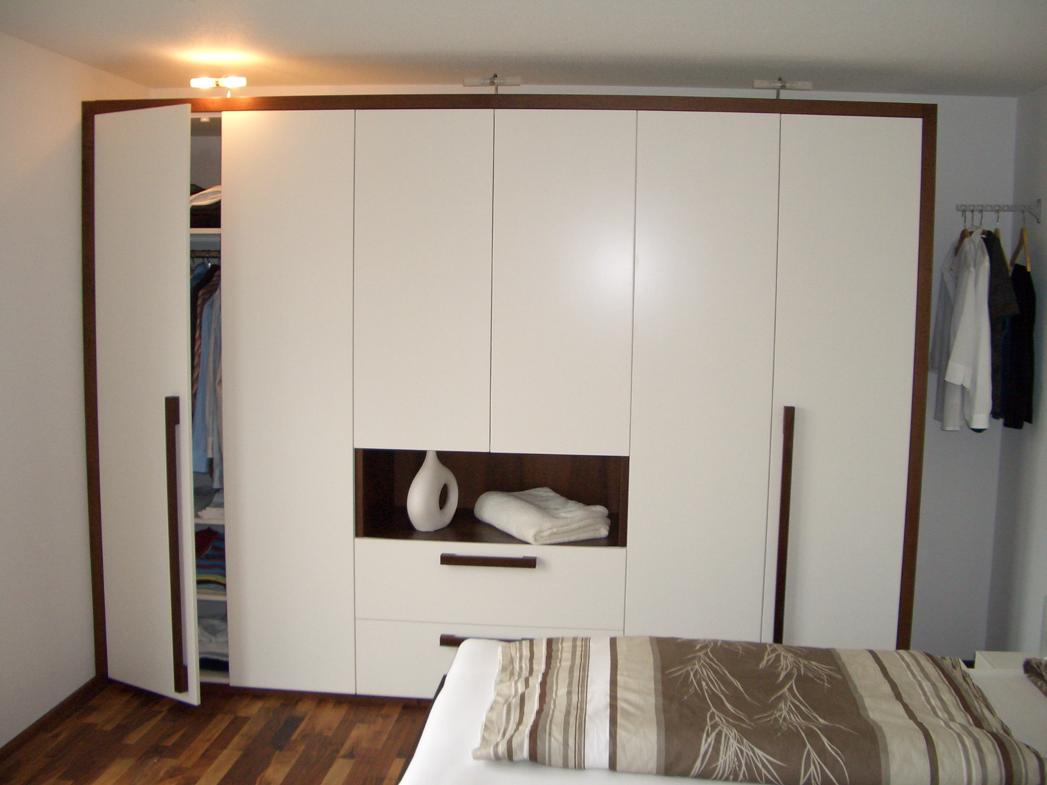 Schlafzimmerschrank weißlack mit Echtholz kombiniert